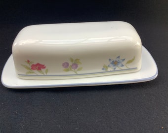 Mantequera de porcelana vintage con tapa floral, Lois Mills Ltd.