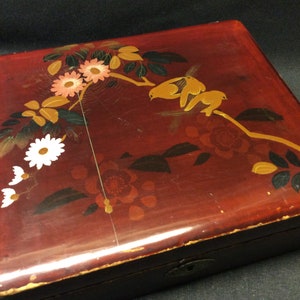 Caixa de joias de madeira laqueada vintage marrom ocre/dourada, caixa de laca dos anos 1930, caixa de bugigangas japonesa pintada à mão, caixa de correio, pássaros.