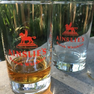 2 vintage Ainslie's whisky glazen met whisky. afbeelding 1