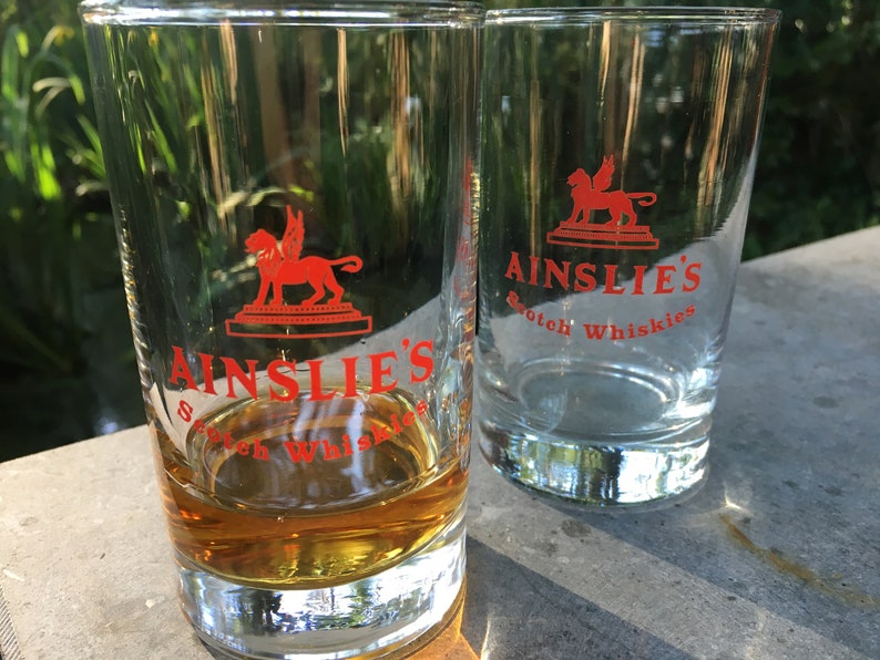 2 vintage Ainslie's whisky glazen met whisky. afbeelding 1