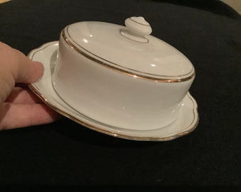 Véritable plateau à beurre/formateur  rond en porcelaine blanche Bavaria vintage avec couvercle.