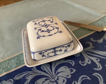 Eine rechteckige weiße Vintage-Butterdose mit blauem Muster, hergestellt von Jäger Eisenberg, Original von Blau Saks