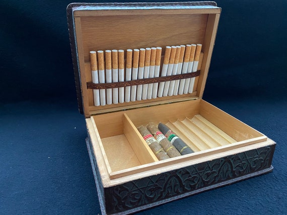 Una hermosa caja de almacenamiento para puros y cigarrillos, cubierta con  cuero en relieve -  España