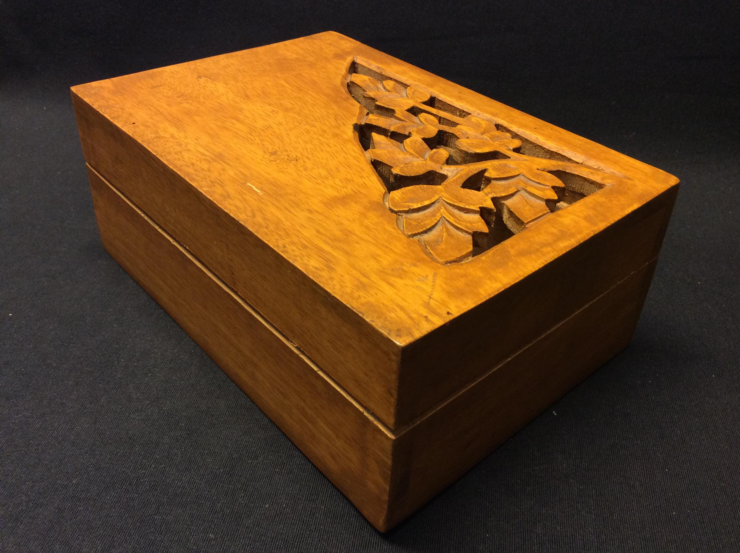 手彫りの木箱。ヴィンテージの木彫りの葉や植物をあしらった、装飾的な