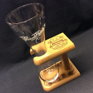 Copa Kwak o copa de cochero en soporte de madera de la cervecería belga Pauwels