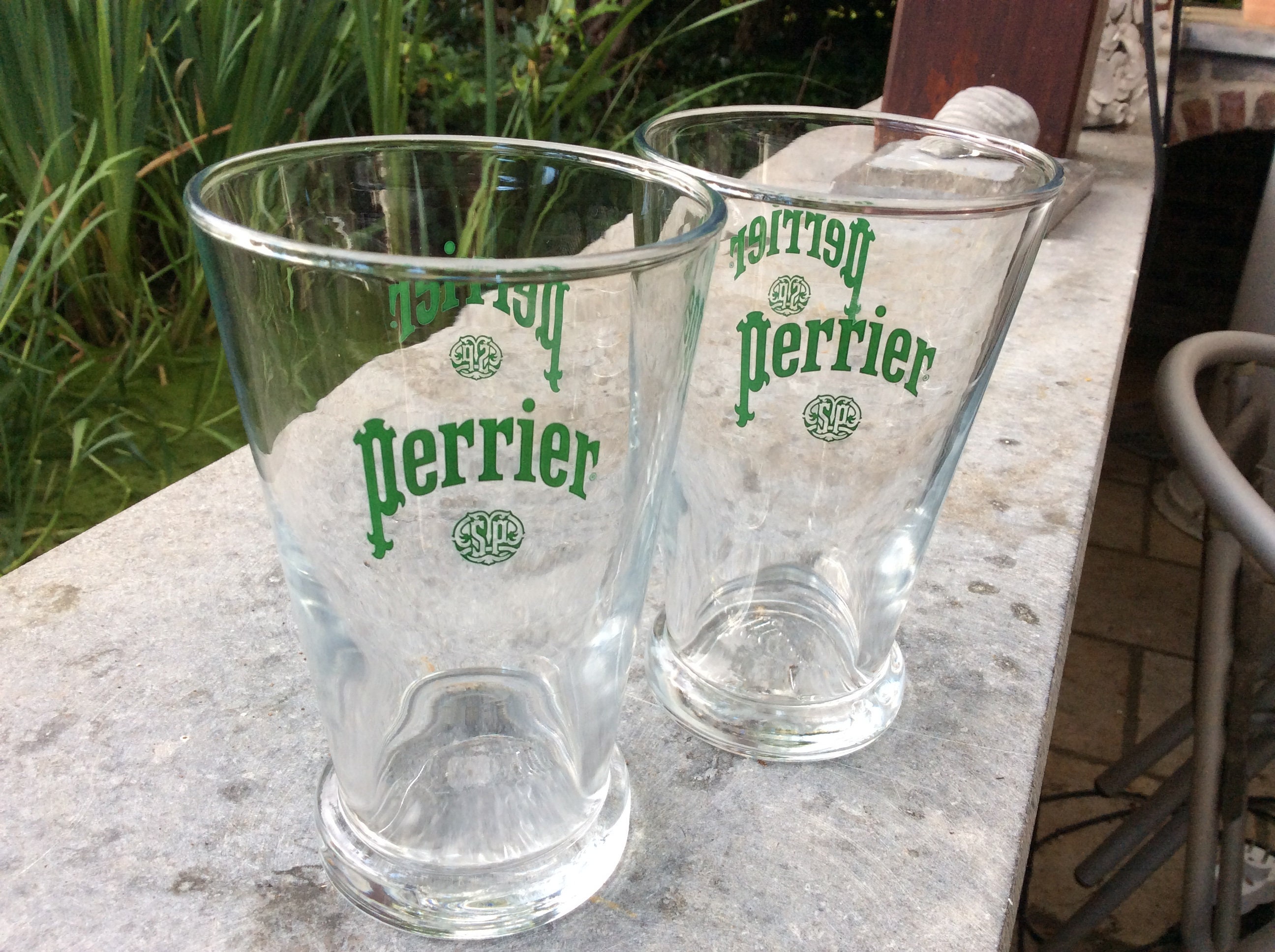 フランスのペリエ グラスのペア。有名なペリエのロゴが入った