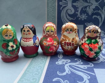5 pequeñas muñecas rusas anidadas con motivos florales, muñecas Babushka pintadas a mano.