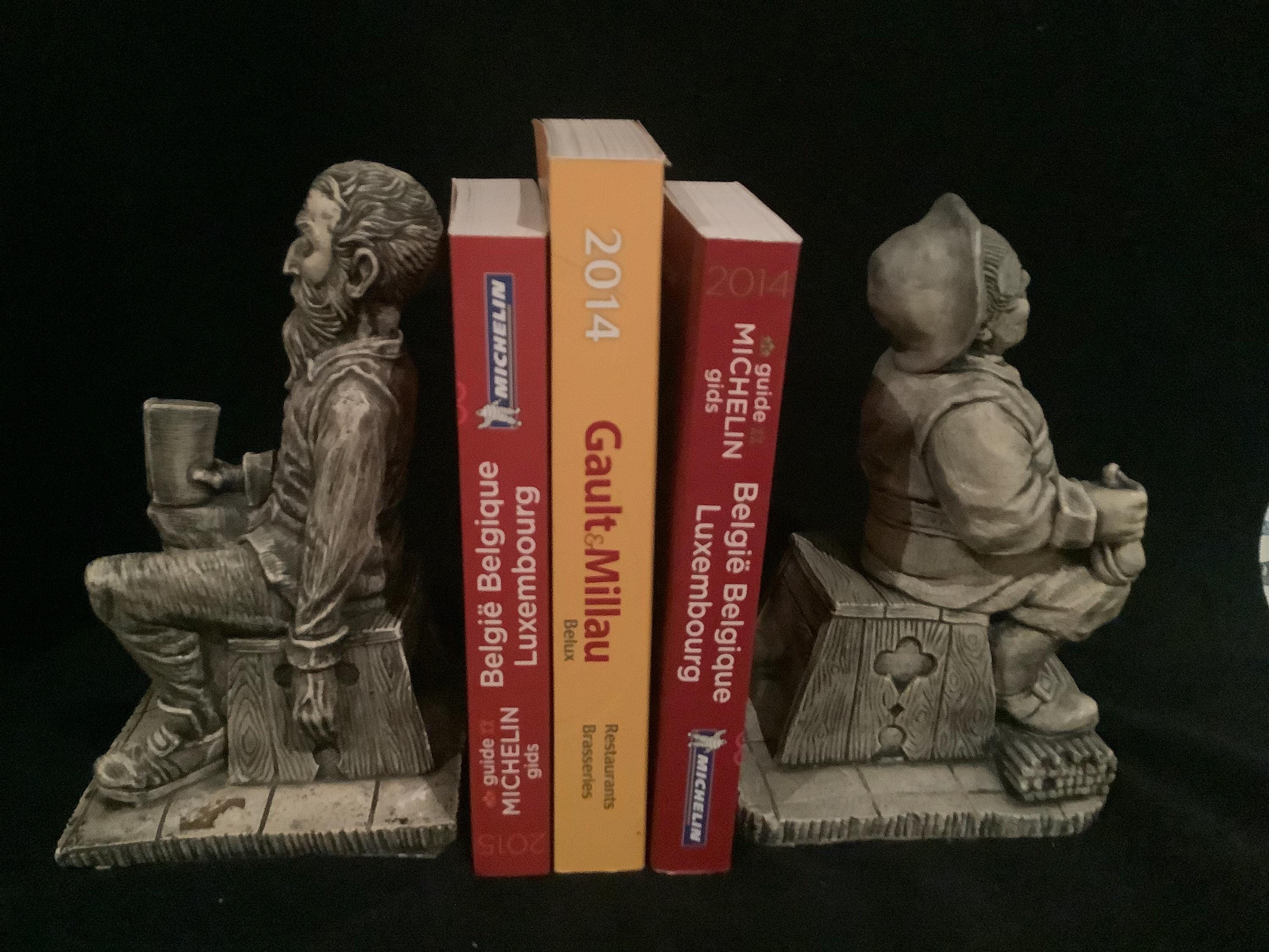 ドン・キホーテとサンチョ・パンサの美しく、非常に精巧な鋳石のブック