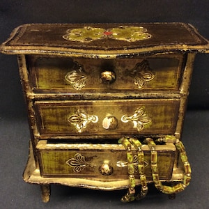 Vintage 70s handmade florentine wood jewelry box jako mała komoda (portagioie) z trzema wysuwanymi szufladami. Ręcznie robione we Włoszech