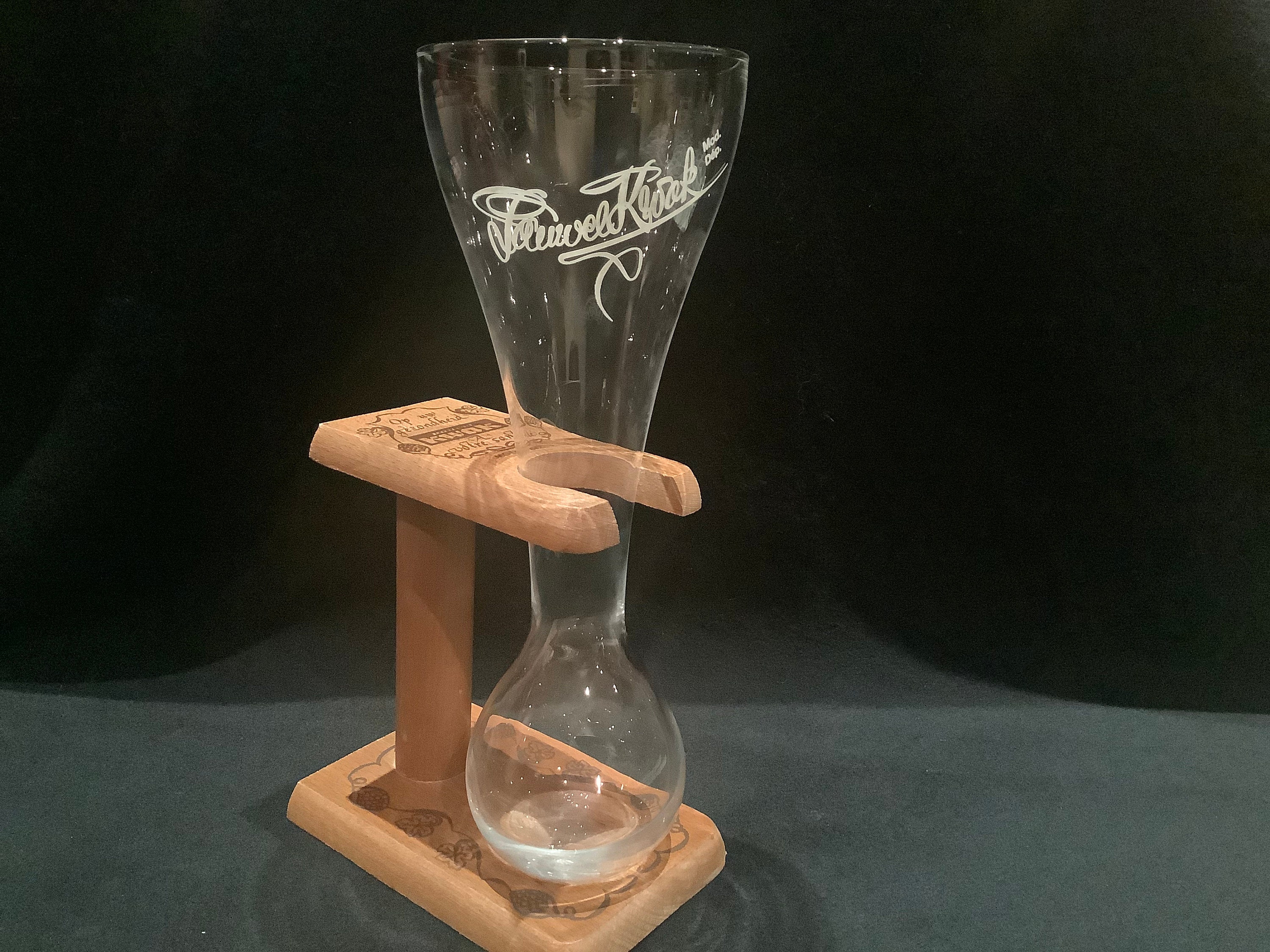 sablier kwak ou verre de cocher dans support en bois la brasserie belge pauwels