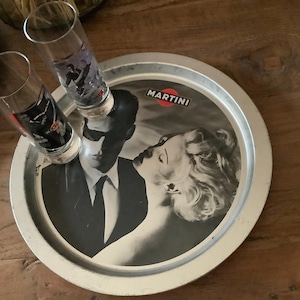 Taca do martini, okrągła, metalowa, reklama lata 50. / 60., z 2 kieliszkami do martini cinema - bar kolekcjonerski - prezent dekoracyjny