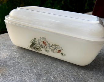 Vintage butter dish Arcopal with daisies flowers, made in France in the 1970's vintage opal glass.