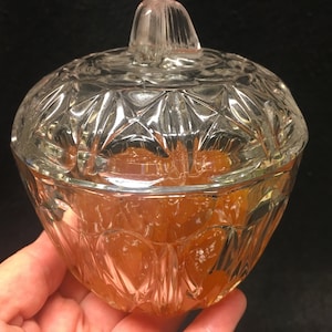 Vintage gevormd glas, gemaakt om er goed uit te zien, zoals marmelade, marmelade, honing, suiker met deksel