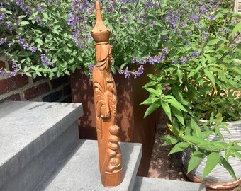 アフリカのヴィンテージ木彫像、アフリカの特徴的な特徴を持つ黒い聖母