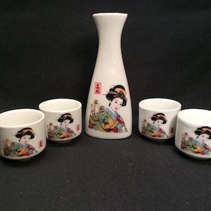 Vintage porseleinen sake-set, 5-delige sake-set, 1 fles en 4 kopjes, met geisha-illustratie, gemaakt in Japan