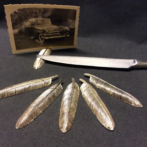 6 porte-cartes vintage en forme de plumes argentées pour un espace réservé et un porte-couteau dans leur boîte d'origine.