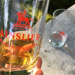 2 vintage Ainslie's whisky glazen met whisky. afbeelding 2