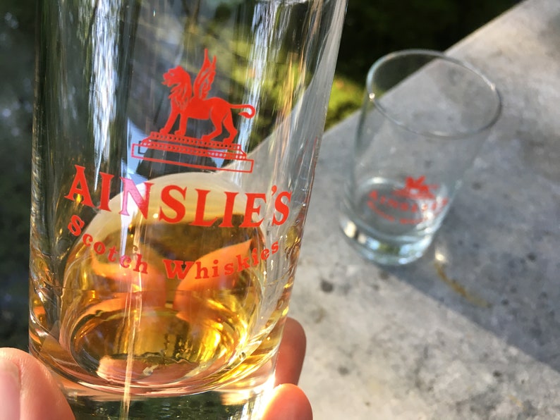 2 vintage Ainslie's whisky glazen met whisky. afbeelding 2