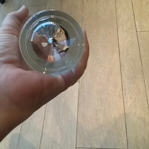 以下が含まれることがあります： テクスチャ加工された表面を持つ透明なガラス製の丸いボトルストッパー