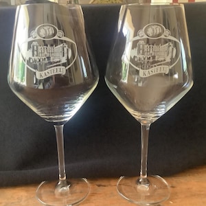Dos hermosos vasos en forma de tulipán para Kasteelbier de la cervecería Vanhonsebrouck de Bélgica.