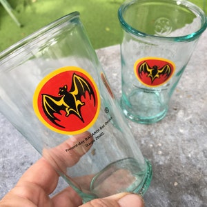 2 vintage Bacardi-cocktailglazen, eigentijds Bacardi Bat Device - Logo 2000, glas voor verzamelaarseditie