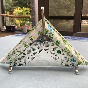 bellissimo ed elegante porta tovaglioli argentato con decorazione in pizzo