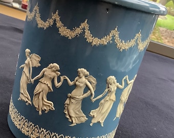 Een vintage blikken container uit de jaren 50 in turkoois met dansende dames