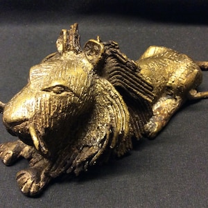 Figura de león africano de bronce negro vintage, pisapapeles o adorno, realizada con el método de cera perdida, hecha a mano