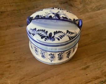 Beautiful vintage round blue delfts glazed ceramic barrel butter dish with lid decorated with a hand painted blue dutch scene