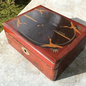 Joyero de madera lacada vintage, caja lacada de los años 30, caja de baratijas japonesa pintada a mano, buzón, pájaros grulla, paisaje, montaña