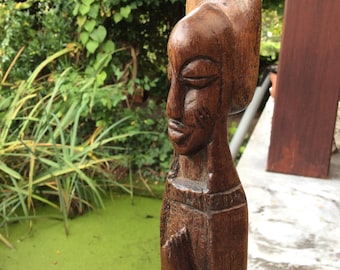 Figura antigua de la Virgen María africana tallada en madera, arte cristiano.
