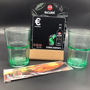 Piękny zestaw Bacardi dla kolekcjonerów, składający się z 2 szklanek, podkładki do pisania Bacardi i 2 mieszadełek.