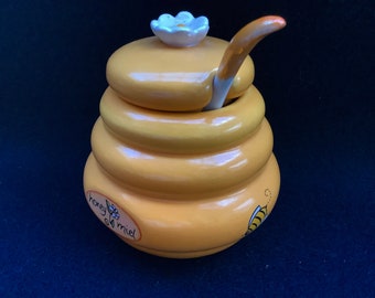 Vintage Bee Hive Honey Pot, little  Honey Pot with lid with daisy handle, 70s vintage honey pot