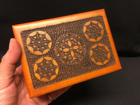 ポーランドの手彫り木製チェスト ヴィンテージ木製彫刻 幾何学模様  