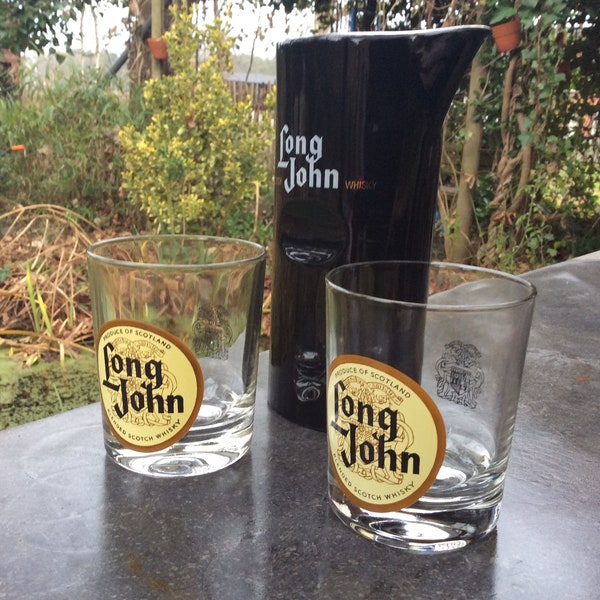 Vintage-Keramikkrug, Long-John-Whisky-Werbung und zwei Long-John-Whiskygläser mit Long-John-Whisky-Logo, Scotch-Whisky