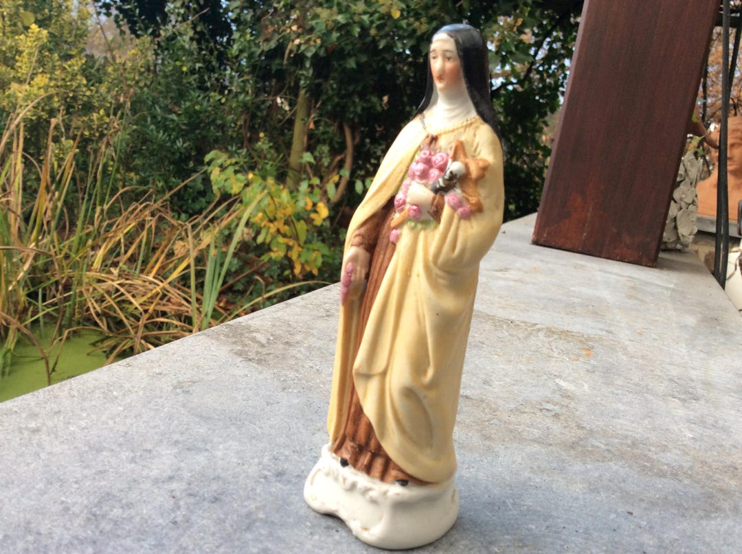 ヴィンテージのフランスの多色磁器の宗教像、リジューの聖テレーズ