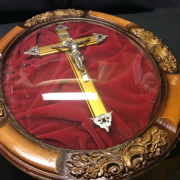 Crucifix à cadre ovale vintage, avec christ en craie, sur tissu rouge sous verre convexe, verre bombé, cadre en bois