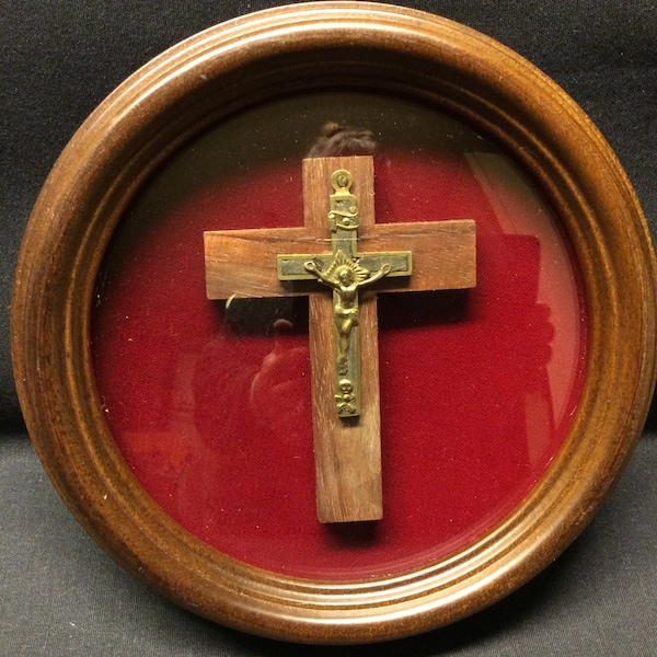 Ein Vintage konvexes Glas, rund gerahmt, Reliquienanhänger Kruzifix, Fronleichnam Christian Frame Souvenir, französischer religiöser Rahmen