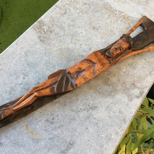 Vintage Holz Kruzifix Holz gemeißelt Jesus Unser Herr, religiöser Christ Jesus Christus Katholik, Holz geschnitztes Kruzifix aus 1 Stück Holz