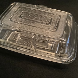 Vintage butter dish in clear glass, made in the 1970&#39;s vintage glass.Butter or other foods container.