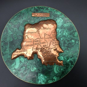 escultura de malaquita con el mapa de la república congo. Hecho de malaquita y cobre.