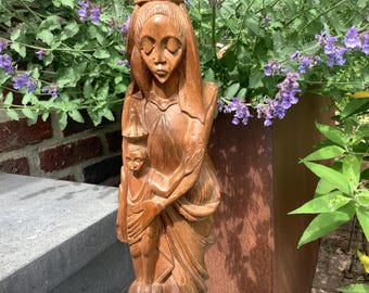 アフリカのヴィンテージ木彫像、アフリカの特徴的な特徴を持つ黒い聖母