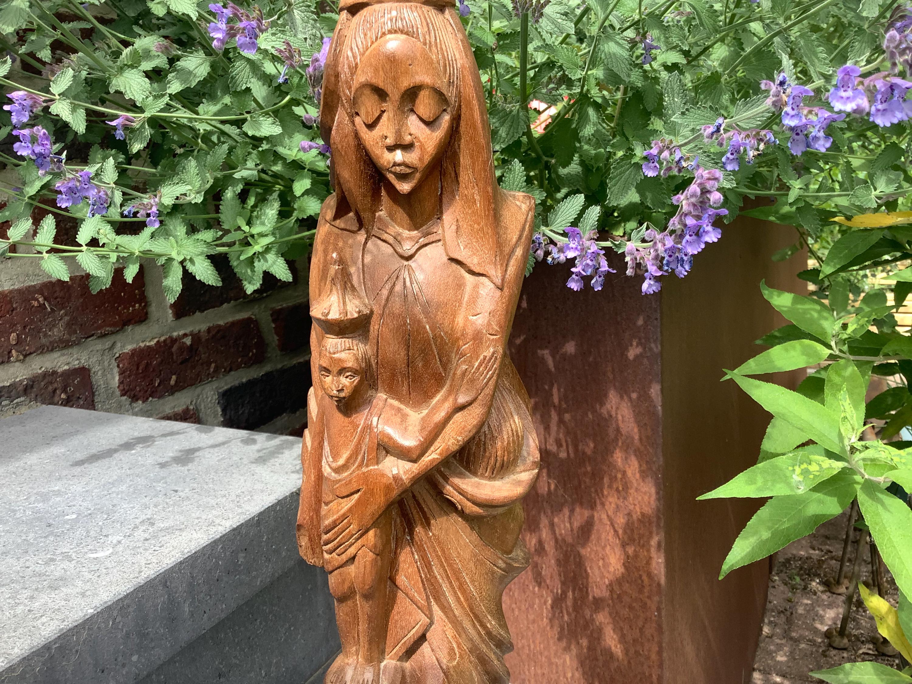 アフリカのヴィンテージ木彫像、アフリカの特徴的な特徴を持つ黒い聖母