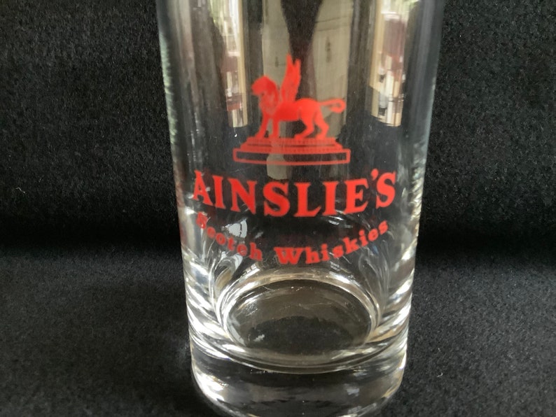 2 vintage Ainslie's whisky glazen met whisky. afbeelding 3