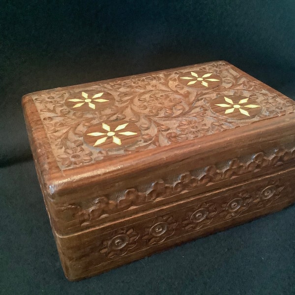 Handgeschnitzte quadratische Holzbox aus indischem Knochen, Vintage, mit eingelegten Blumen