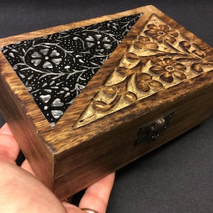 Handgesneden houten kist Vintage hout gesneden en gedeeltelijk reliëf metalen decoratieve opbergdoos Woondecoratie Boho chic