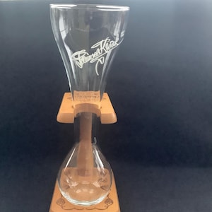 Vaso Kwak o vaso de cochero en soporte de madera de la cervecería belga Pauwels