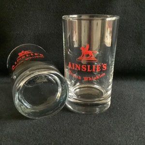 2 vintage Ainslie's whisky glazen met whisky. afbeelding 5