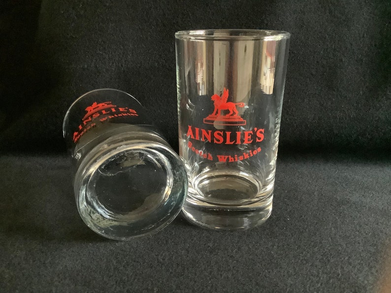 2 vintage Ainslie's whisky glazen met whisky. afbeelding 5