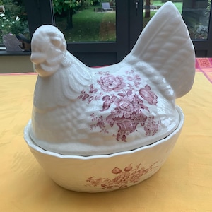 A wonderful and very hard to find vintage hen terrine , and a beautiful flower pattern, made by Crown Devon fieldings Staffordshire England